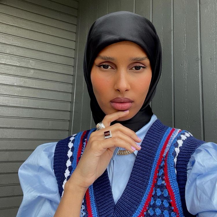 Rawdah Mohamed in Baum und Pferdgarten sweater vest