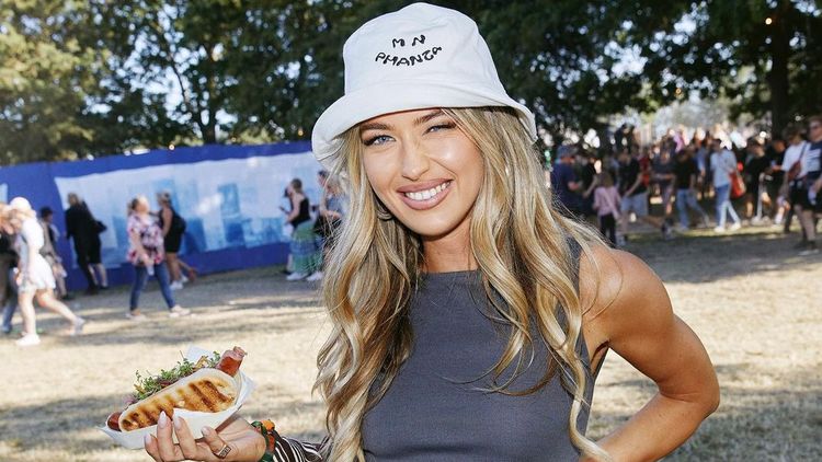 Emili Sindlev channelled this Carrie Bradshaw classic for Roskilde - Vogue Scandinavia Emili Sindlev channelled this Carrie Bradshaw classic for Roskilde - Vogue Scandinavia