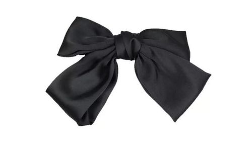 Hair bows are the claw clips of 2022, and this is how to wear it ...