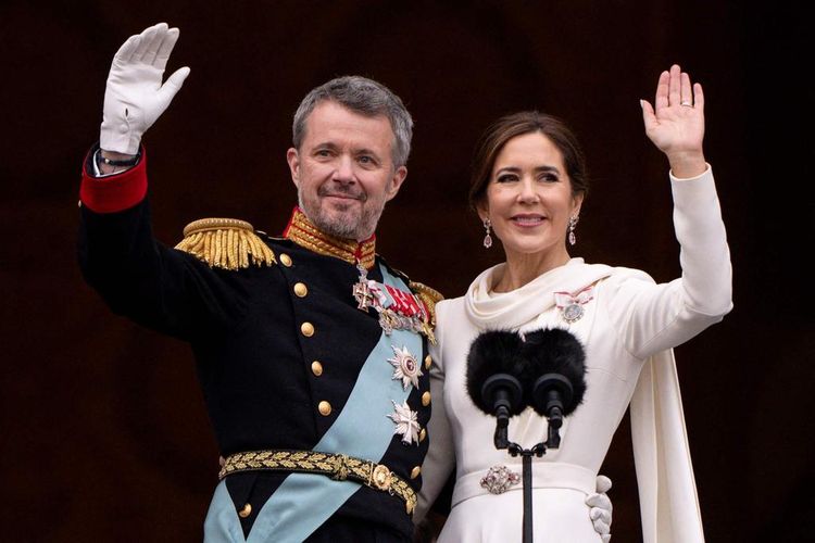 Queen Mary and King Frederik wave