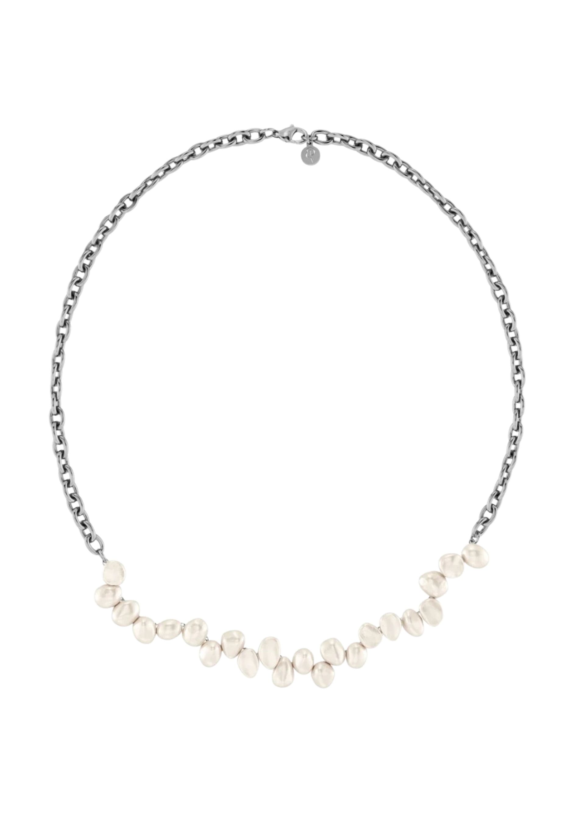 Silver neckless with white pearls
