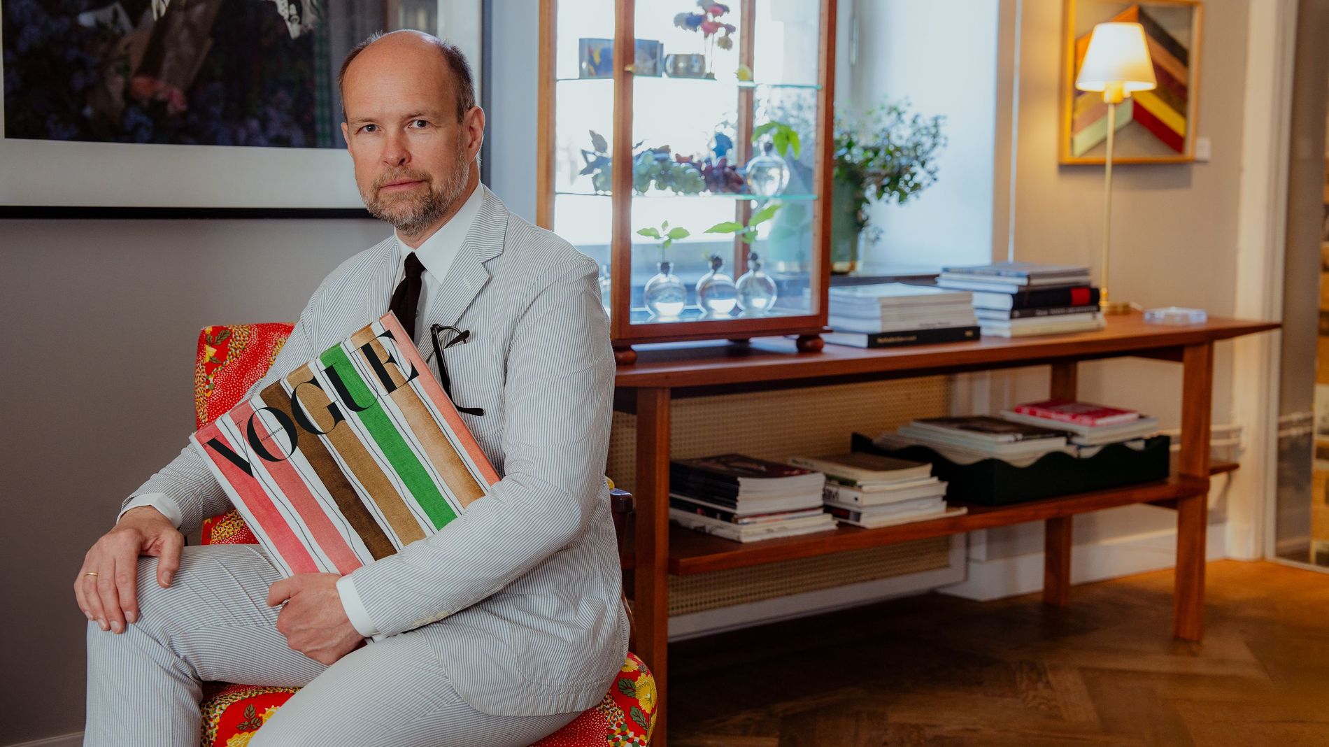 Lars Nilsson holdning the newest vogue wearing a striped suit