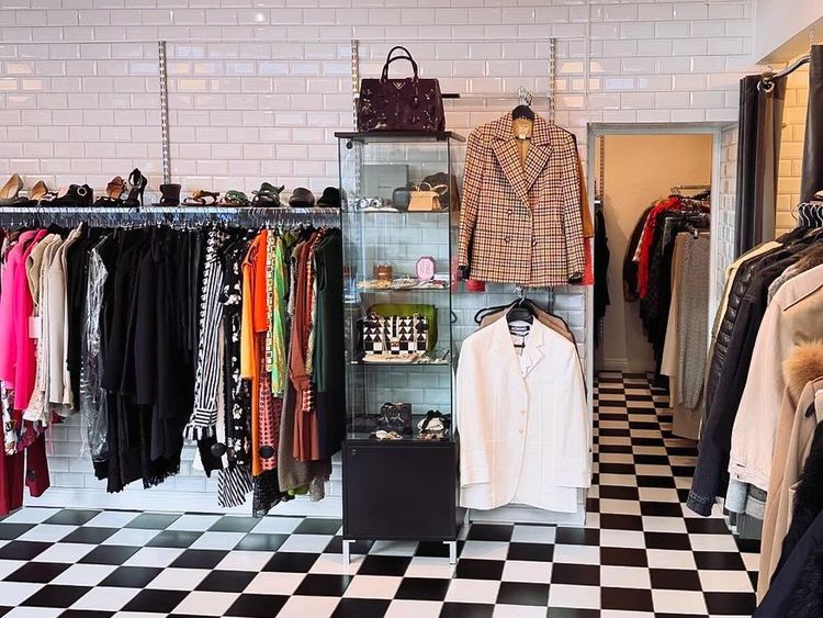 Vintage second hand shop 2025