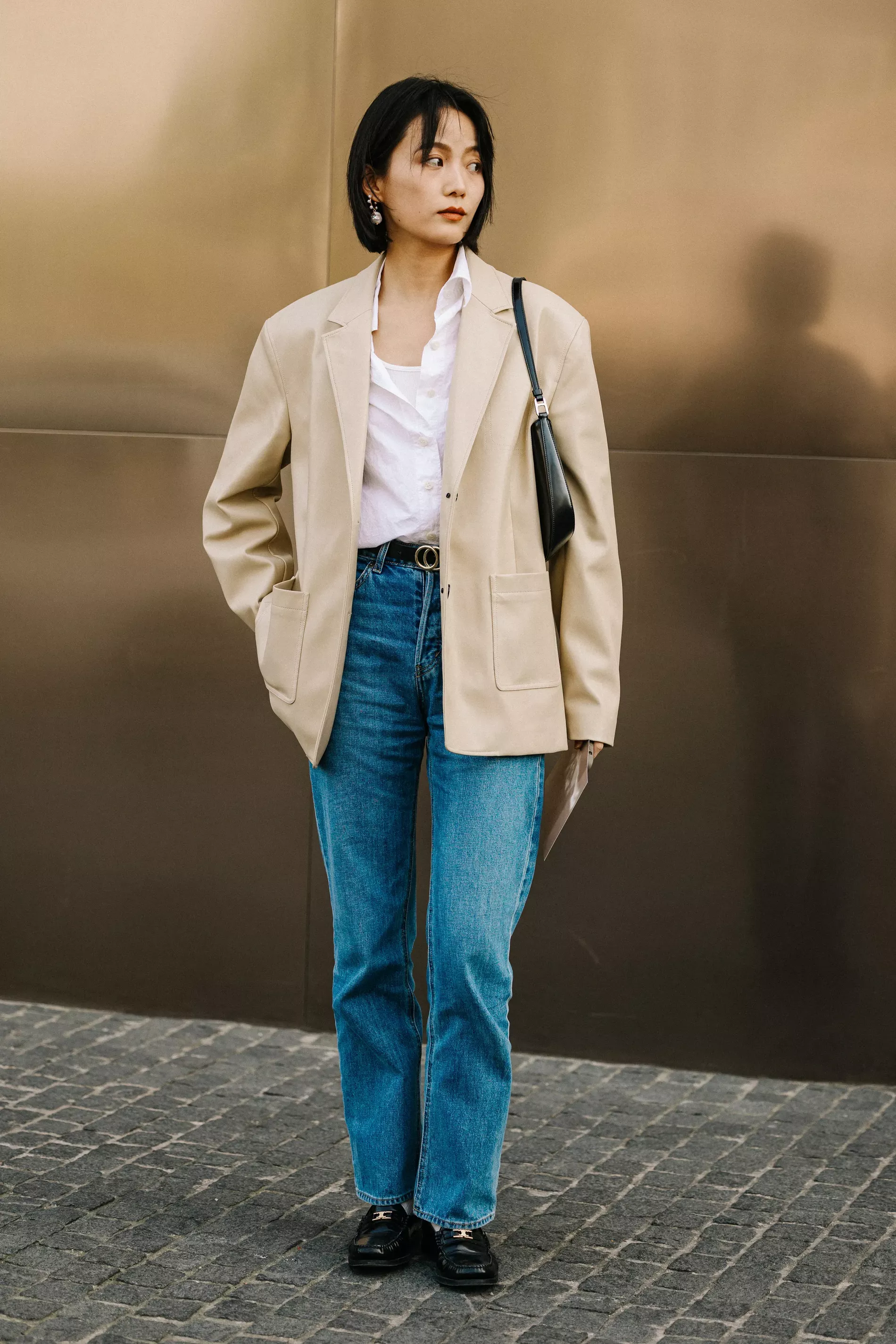 Shanghai Fashion Week SS23 guest wears cream blazer over white shirt and jeans 