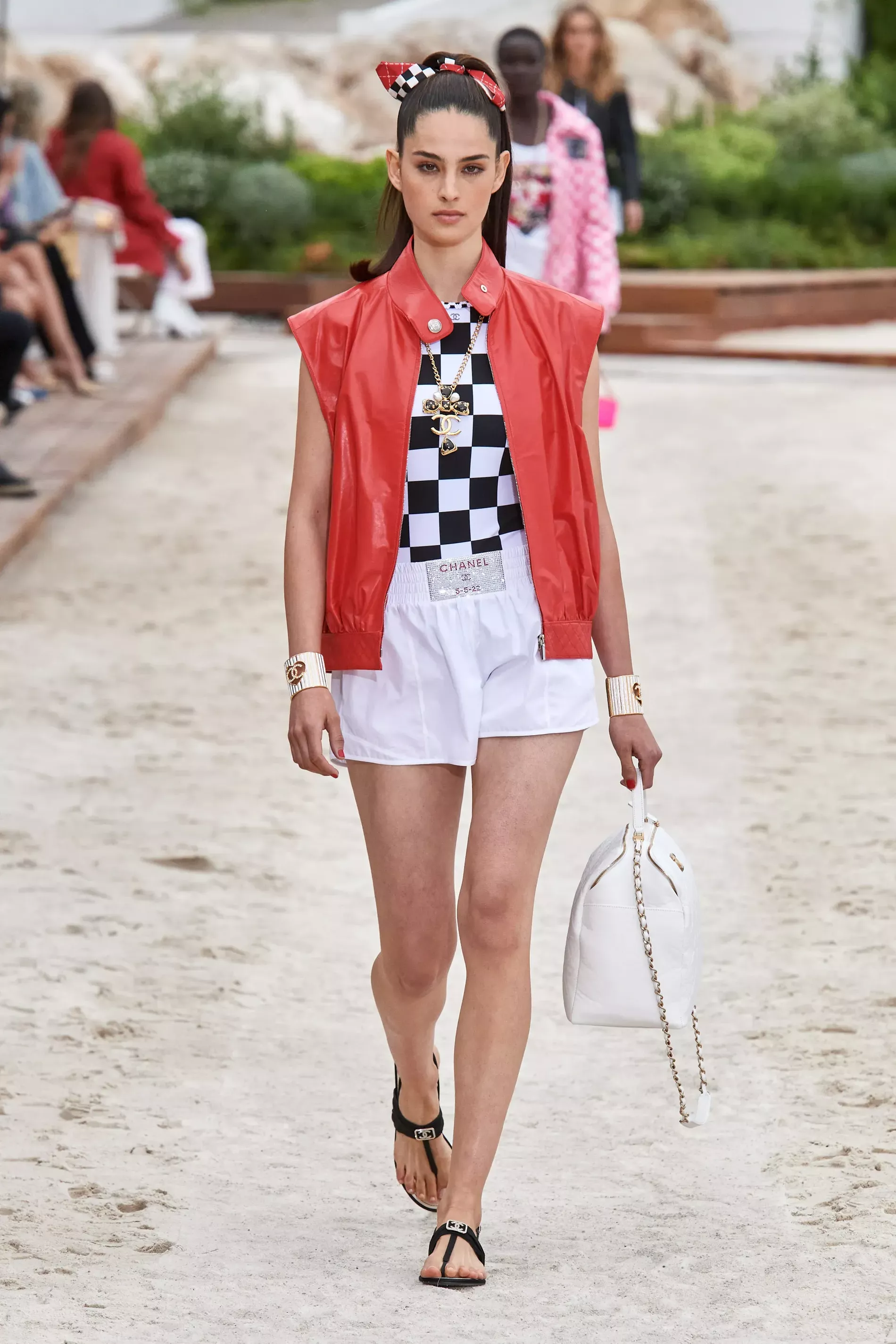 At the Chanel Cruise 2023 show, the bride was bohemian for her