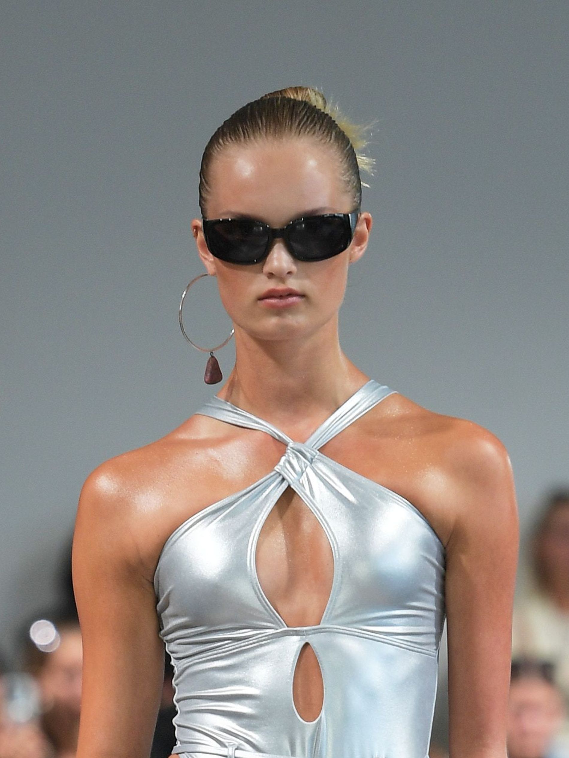 Model wears a single earring on the SS23 runway of Gestuz