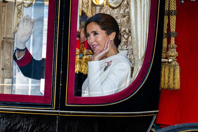 Queen Mary and King Frederik in a horse-drawn carriage