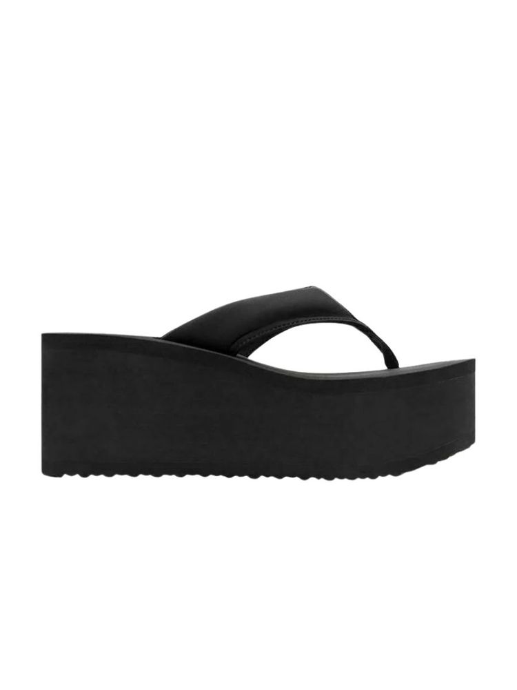 The best black platform flipflops - Pull&bear - On a white background