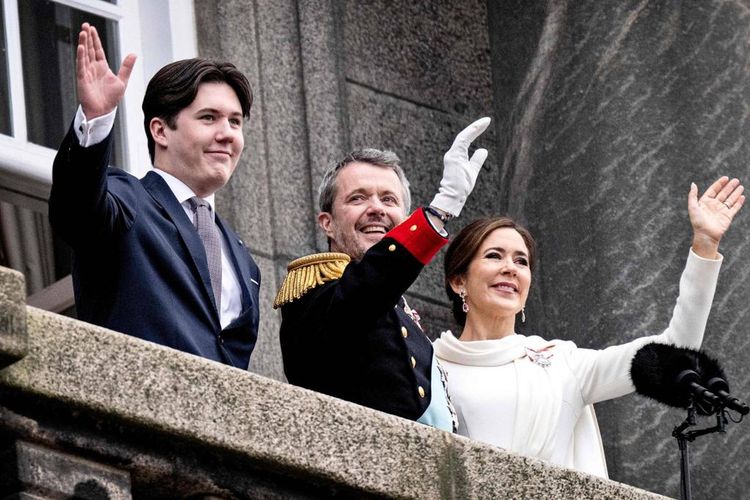 The royal family waves for the balcony