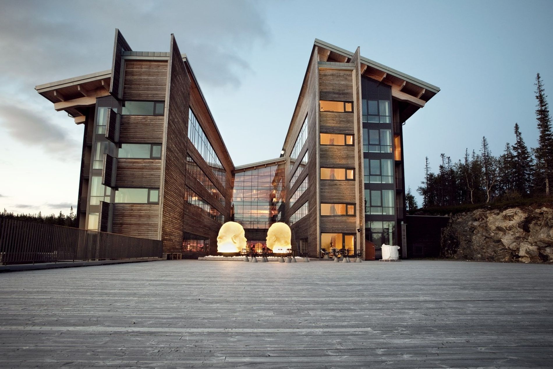 The magnificent entrance of the Copperhill Mountain Lodge hotel 