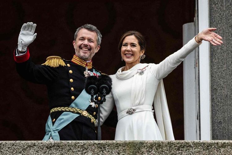 Queen Mary and King Frederik smile and wave