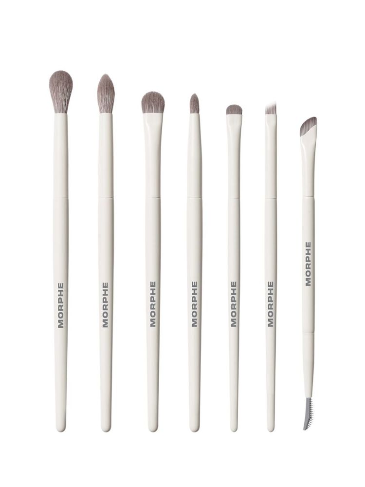 Eyeshadow brushes for Zara Larsson Halloween makeup look