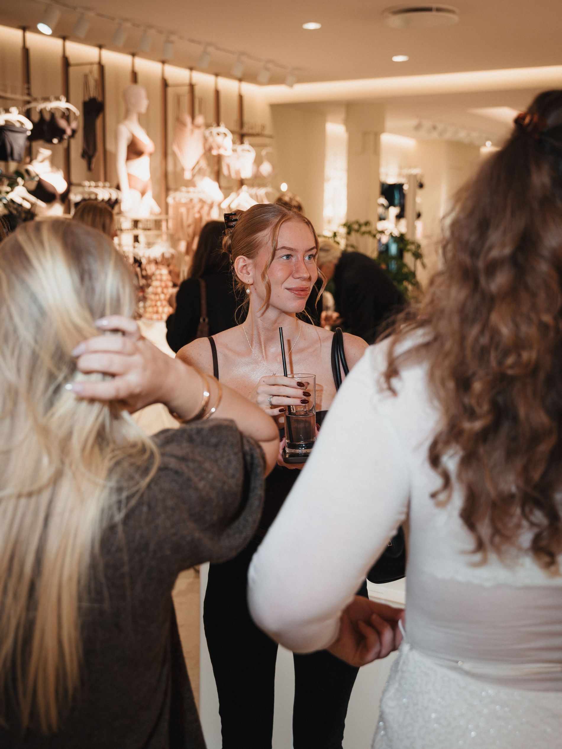 Girls chatting together on the intimissimi X Vogue Scandinavia event wearing lounge wear in white and black from intimissimi