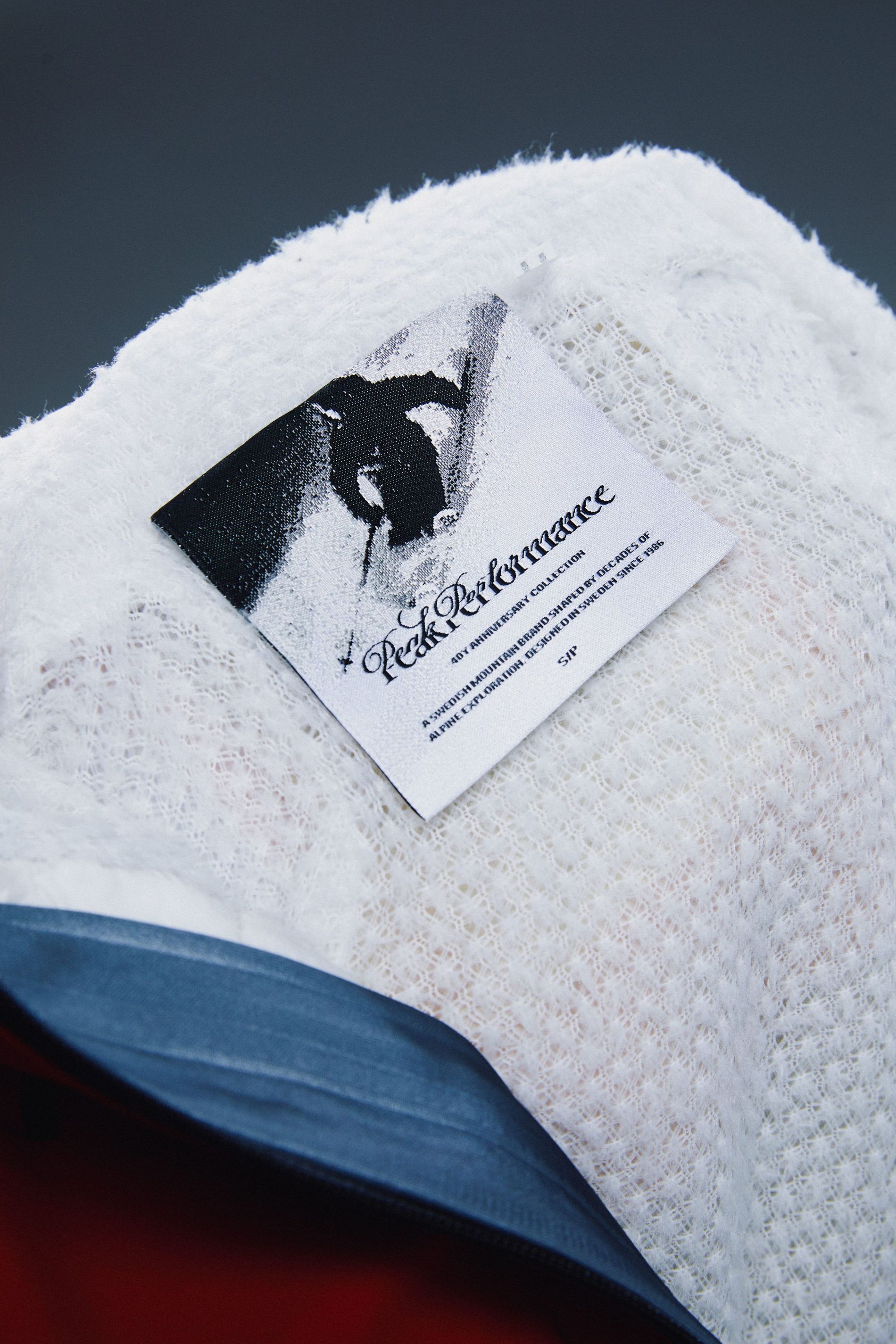 Close-up of the peak performance 40th anniversary label