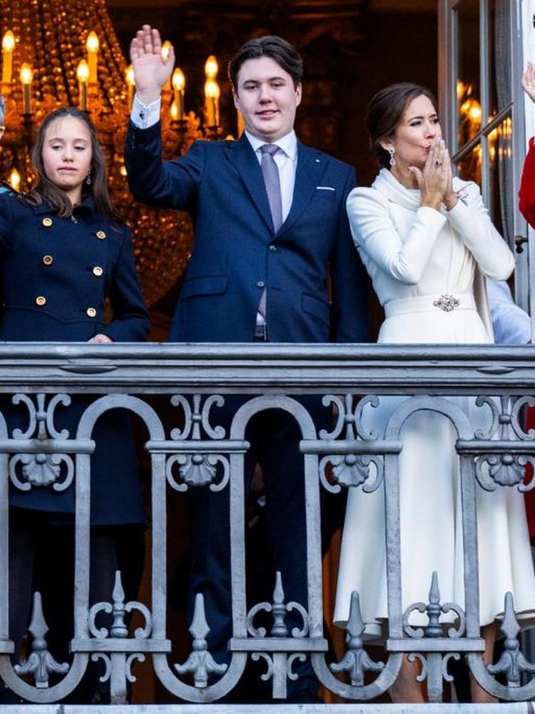 The royal family wave