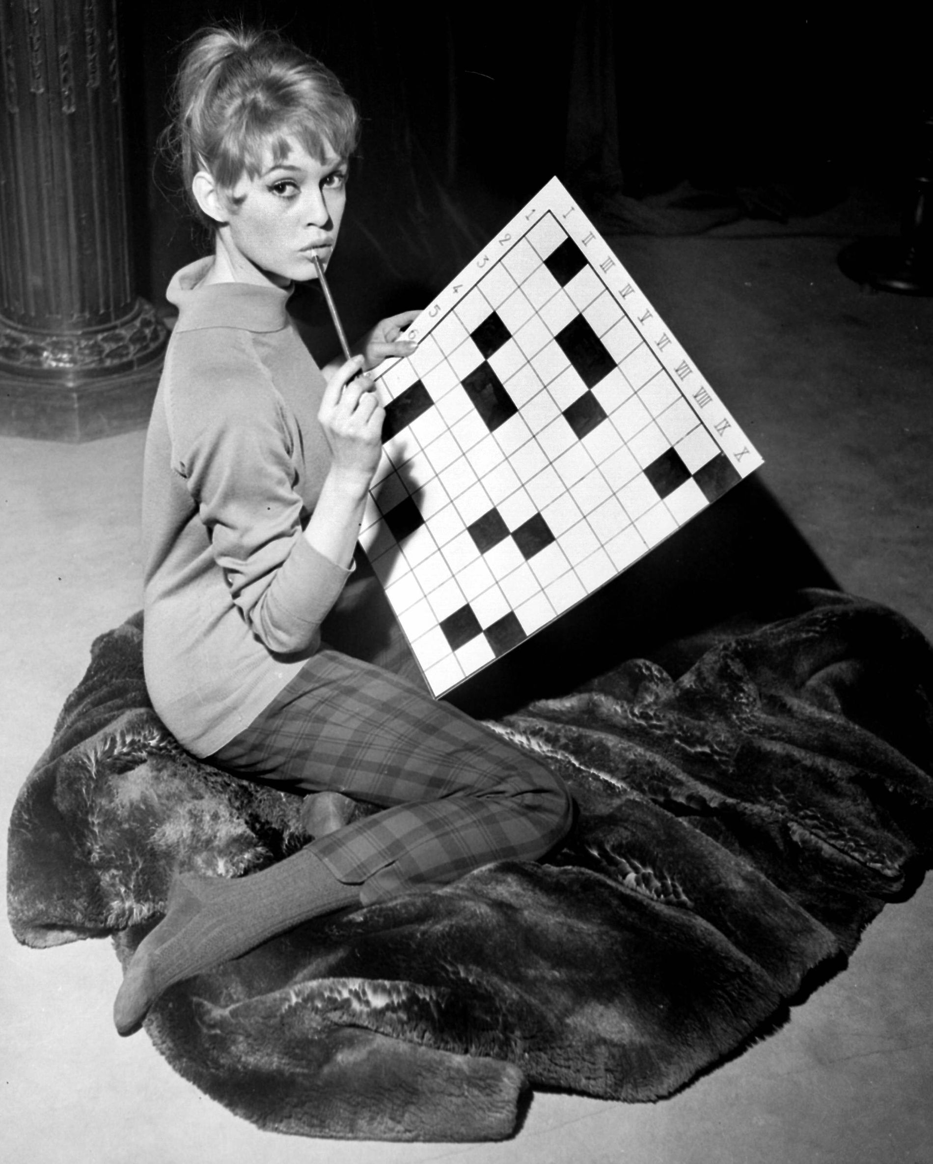 Birgitte Bardot solving crossword