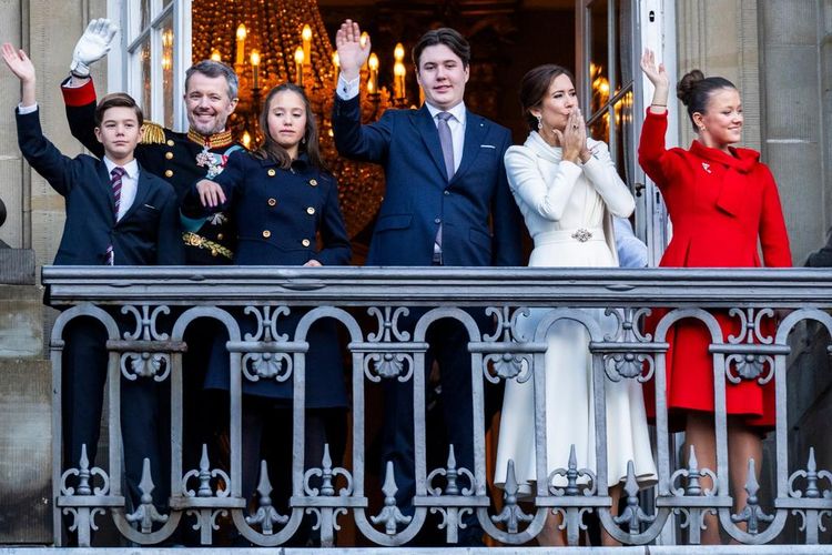 The royal family wave