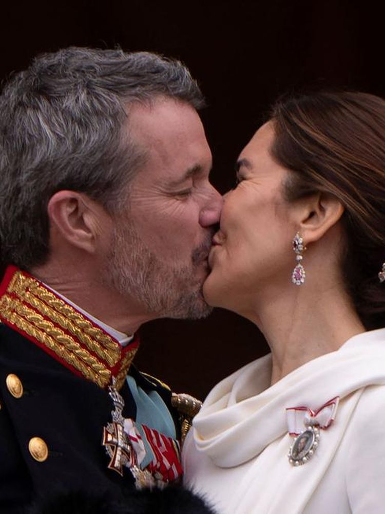 Queen Mary and King Frederik kiss each other