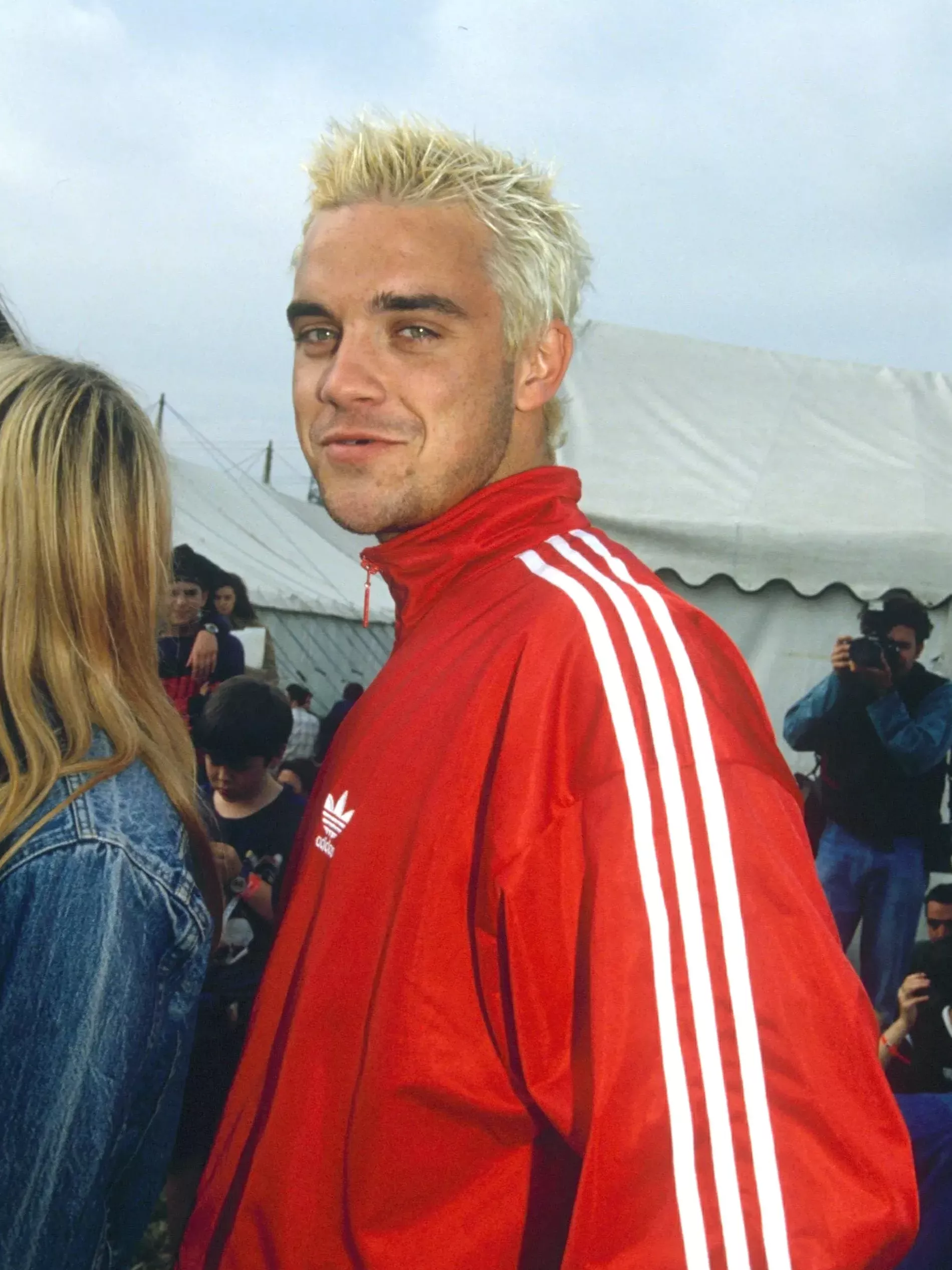 12 throwback Robbie Williams looks that prove he s a low key fashion icon Vogue Scandinavia