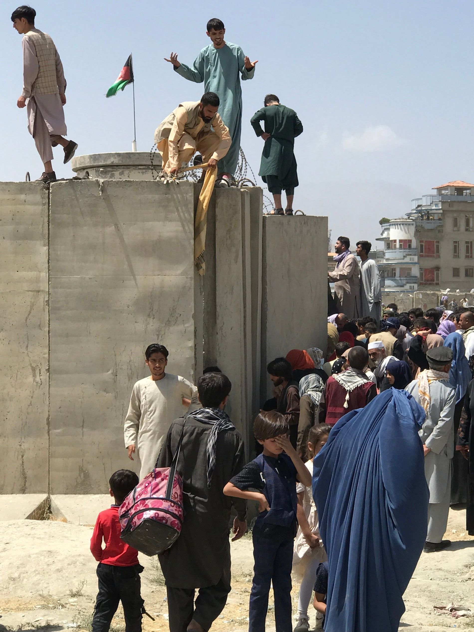 Afghanistan: people trying to flee the capital of Kabul