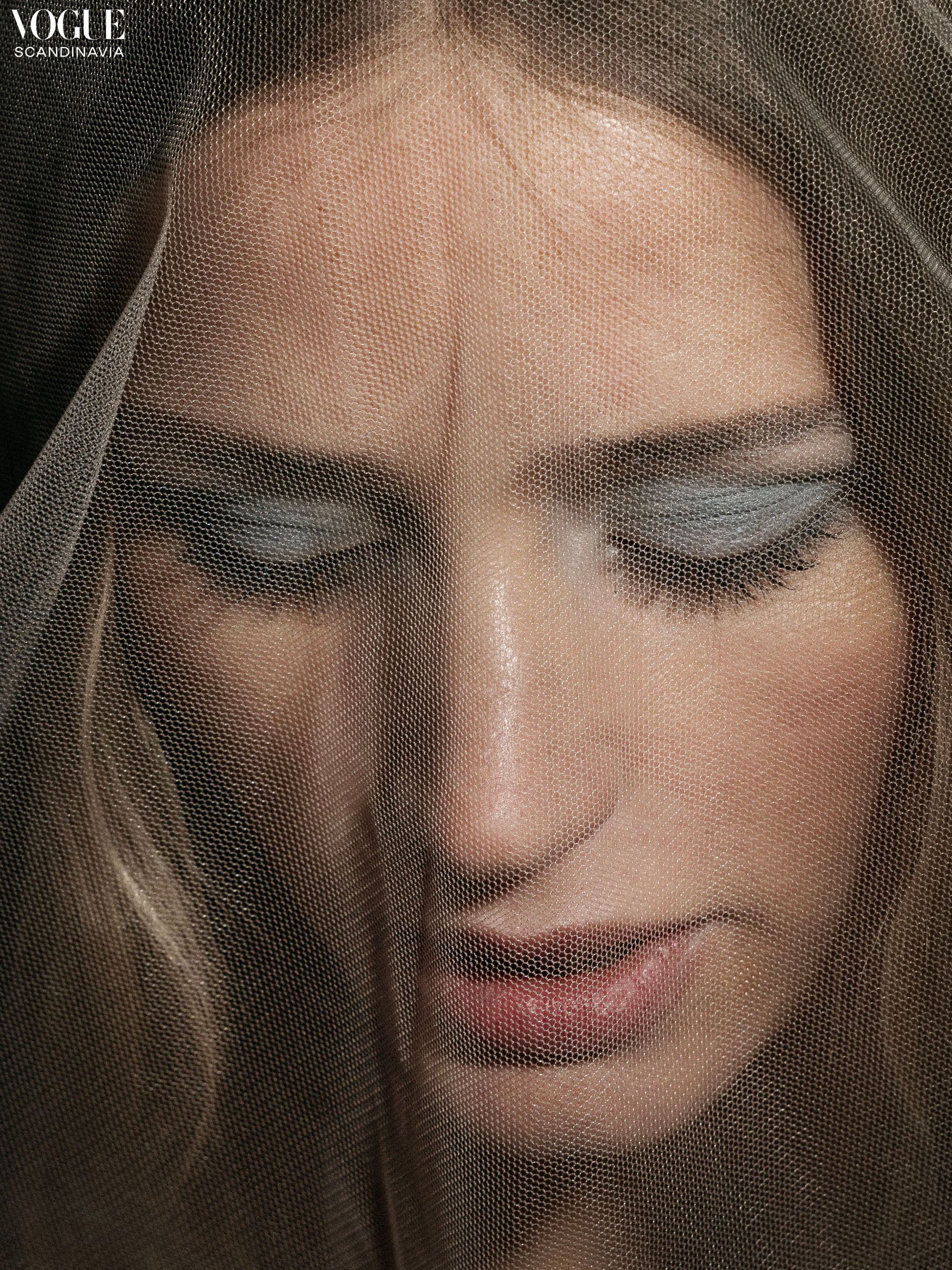 Desire Inglander Wears blue eyeshadow, a veil and L'oreal Paris extensions mascara