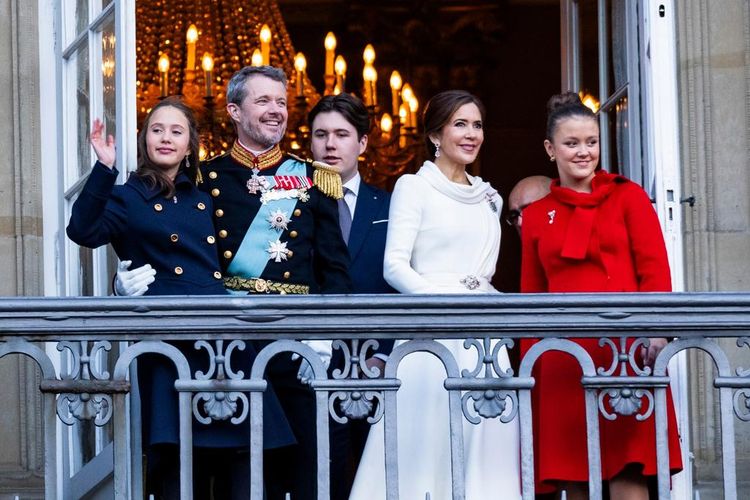 The royal family on the balcony