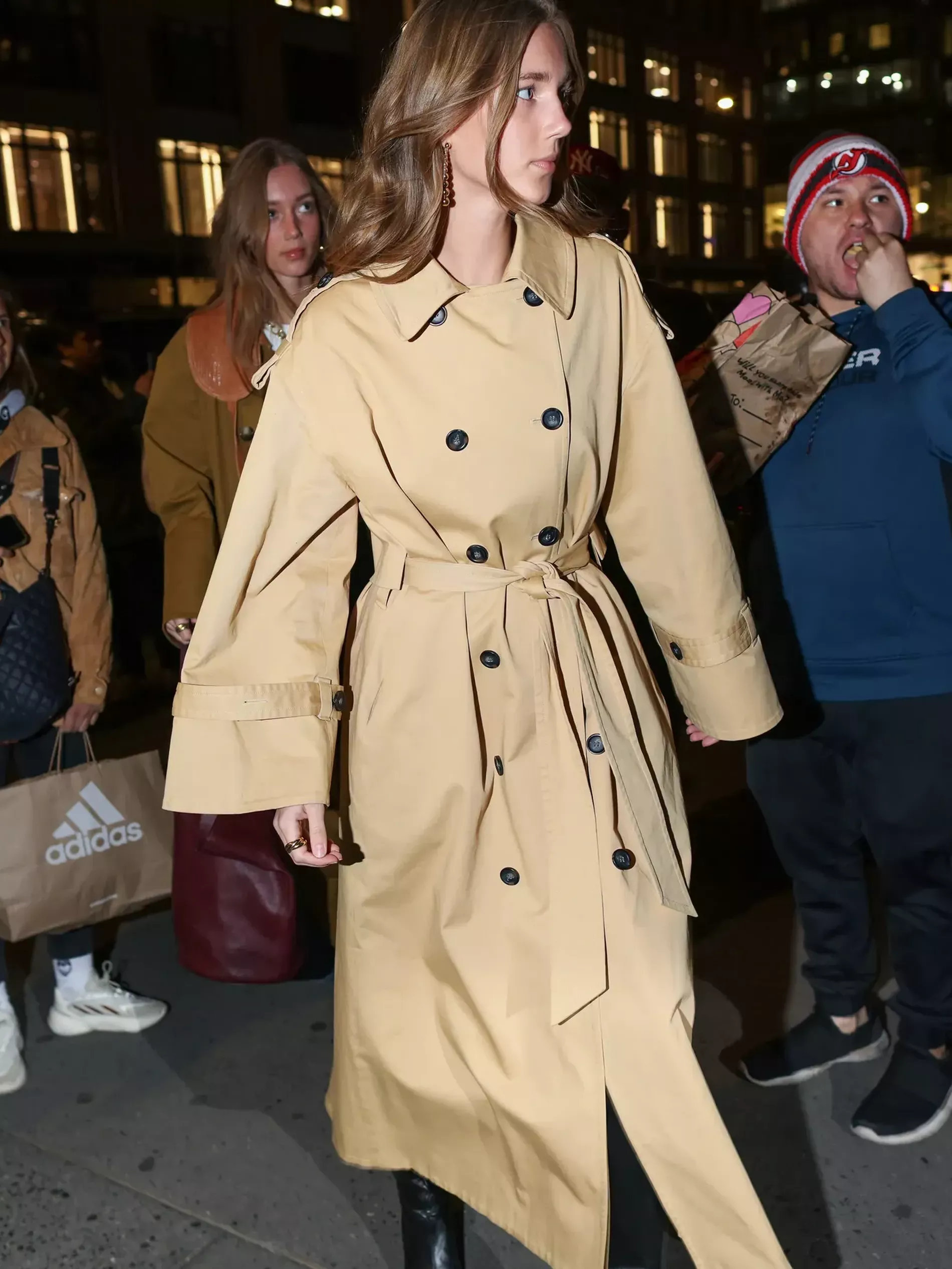 Take note: AW23 street style is all about the trench - Vogue Scandinavia