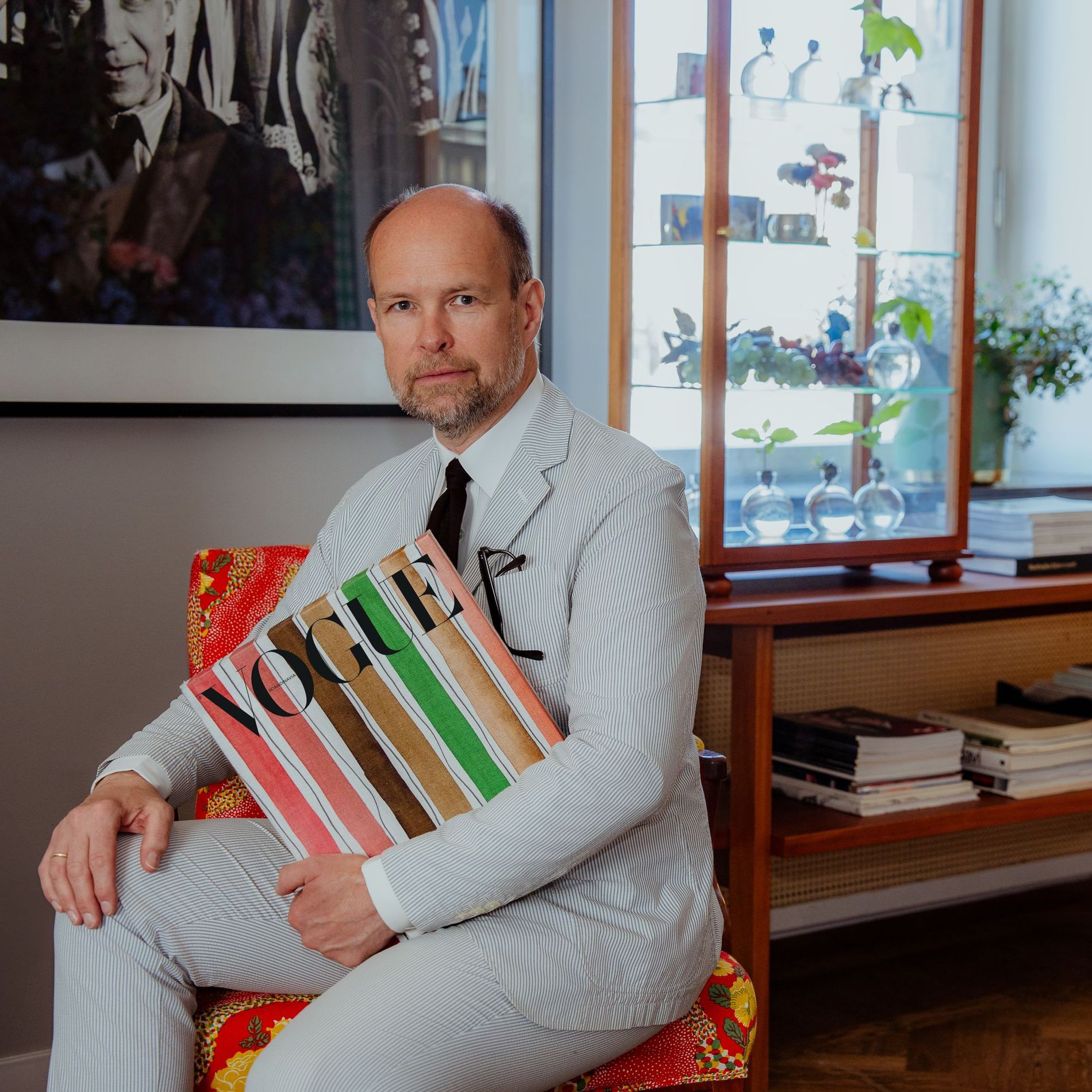 Lars Nilsson holdning the newest vogue wearing a striped suit