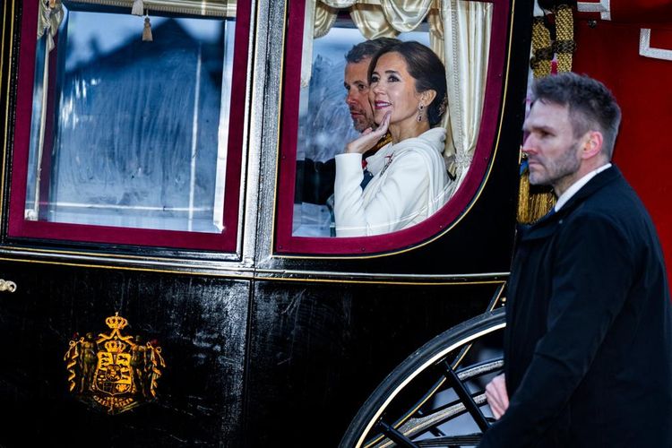 Queen Mary and King Frederik in a horse-drawn carriage