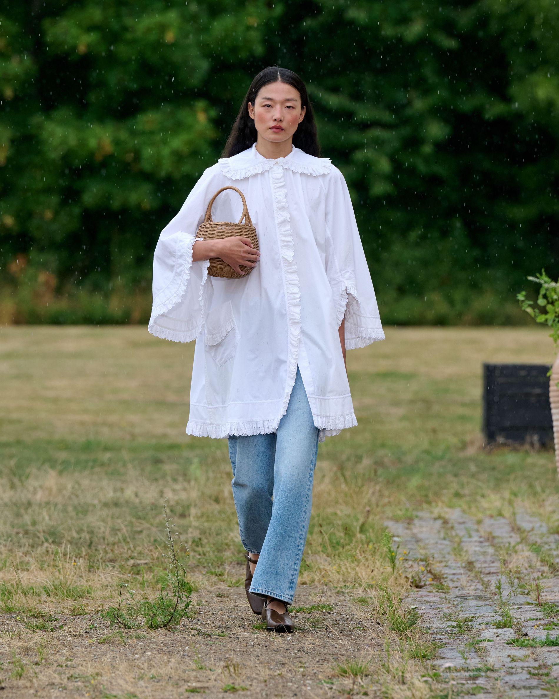 White long apron shirt with a big collar