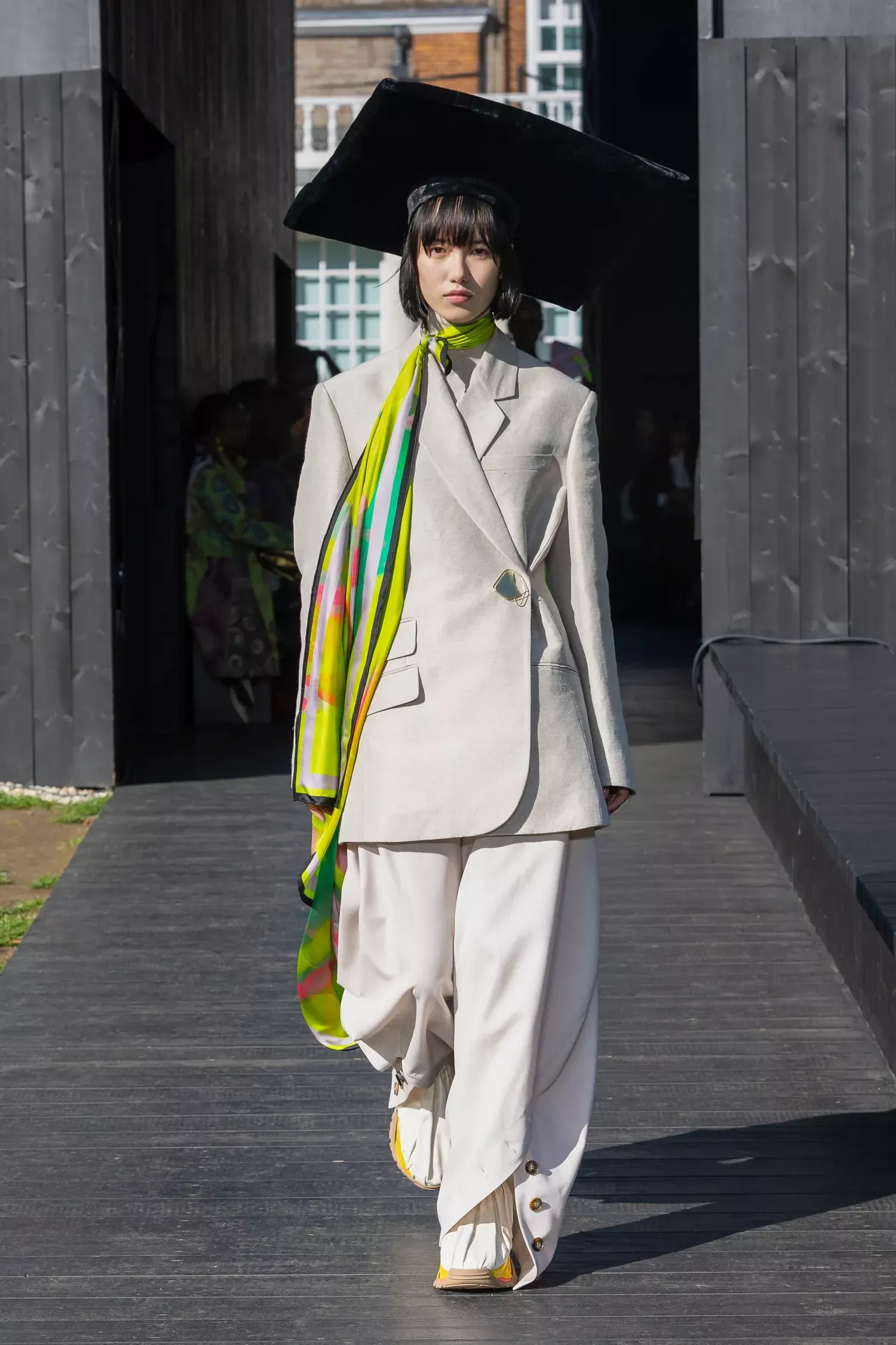 Model wears skinny silk scarf on the SS23 runway of Roksanda