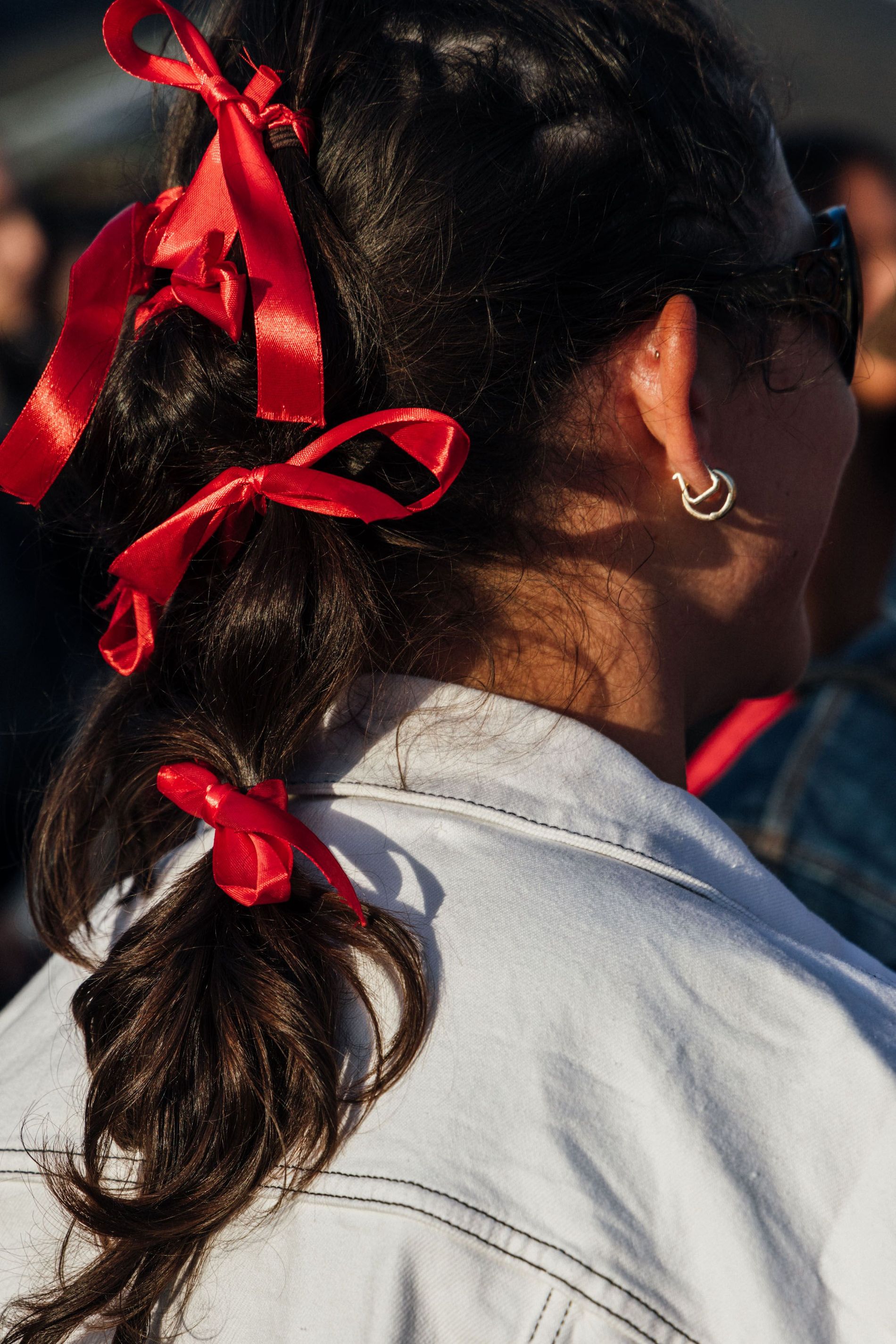 Start saving ribbons: This hair trend is already all over fashion week -  Vogue Scandinavia, Red Ribbon For Hair 