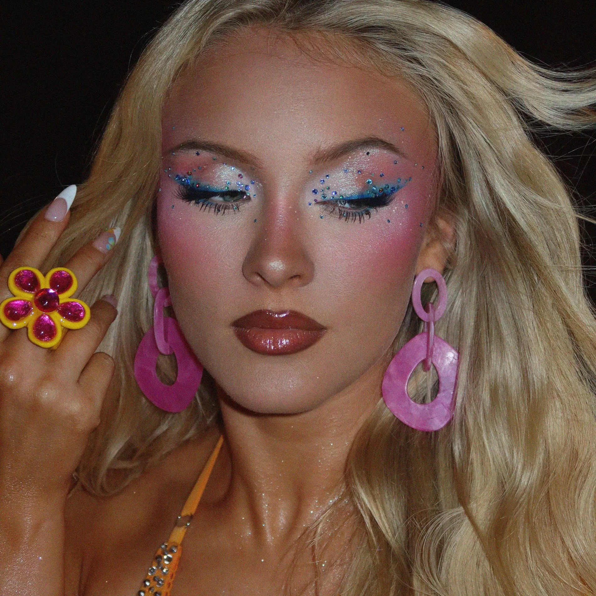 Zara Larsson's Midnight Sun Tour makeup brings back full-throttle pop star  glam - Vogue Scandinavia