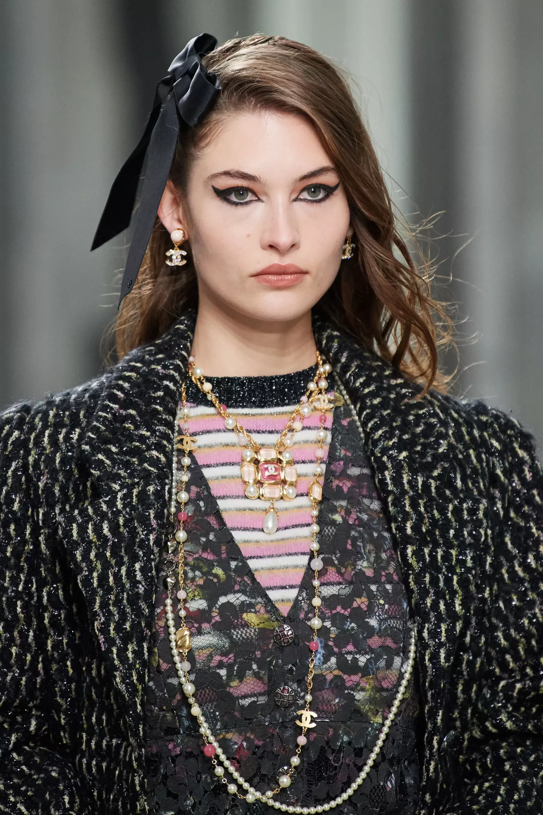 Chanel pre autumn 2022 hair bow