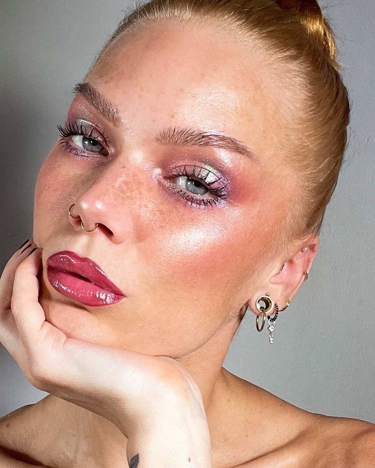 Linda Hallberg wears iridescent pink eyeshadow, berry lip liner and pink lipgloss 