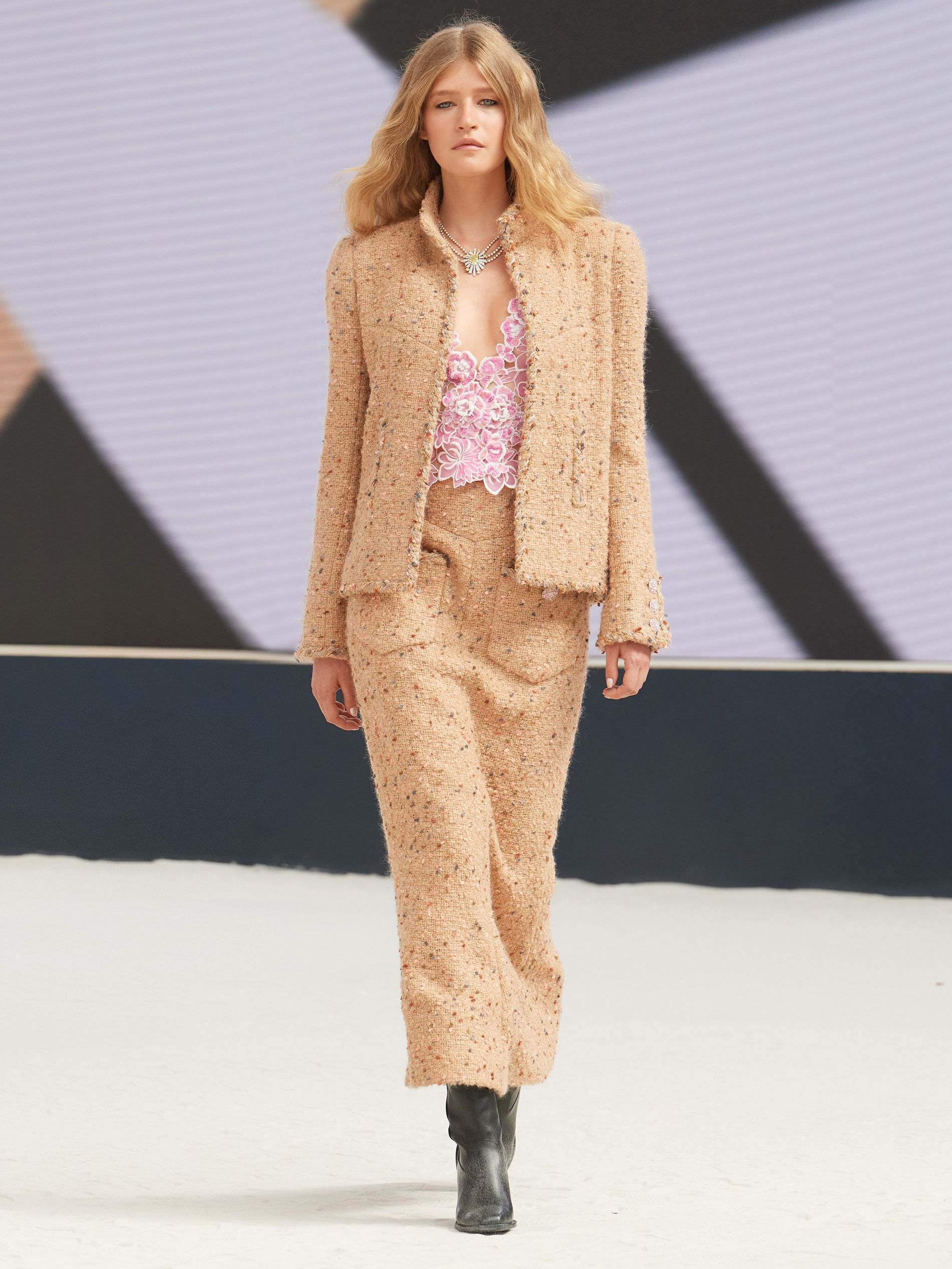 Chanel's tweed dominates FW22 ready-to-wear collection - HIGHXTAR.