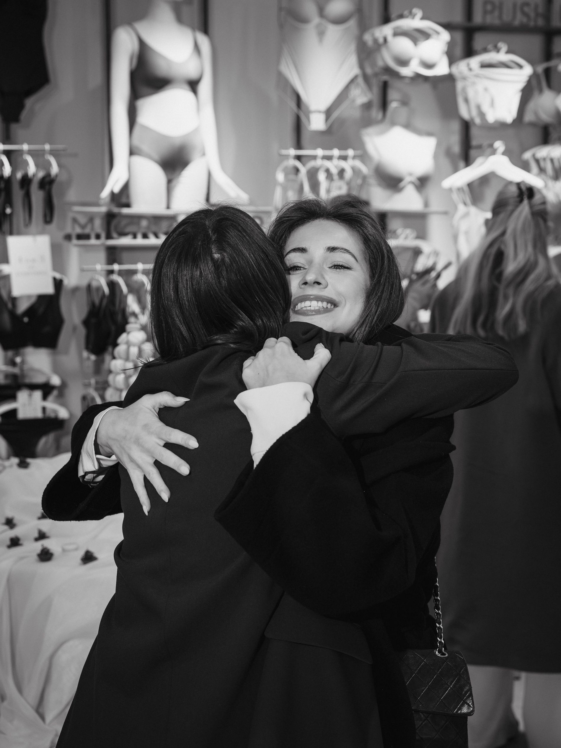 Two girls hugging on the Intimissimi X Vogue Scandinavia event