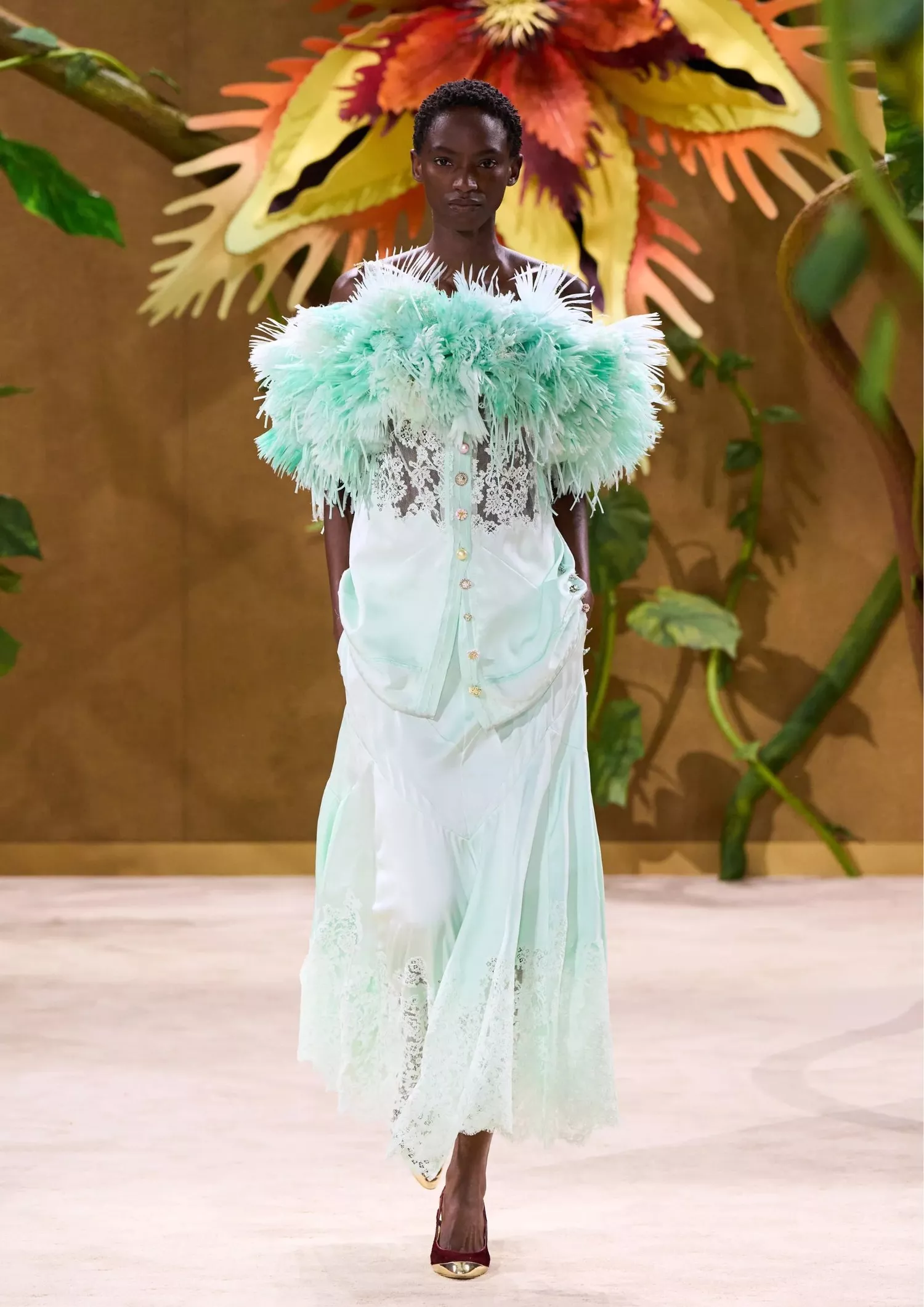 Turkos set consisting of a feather top and lace skirt
