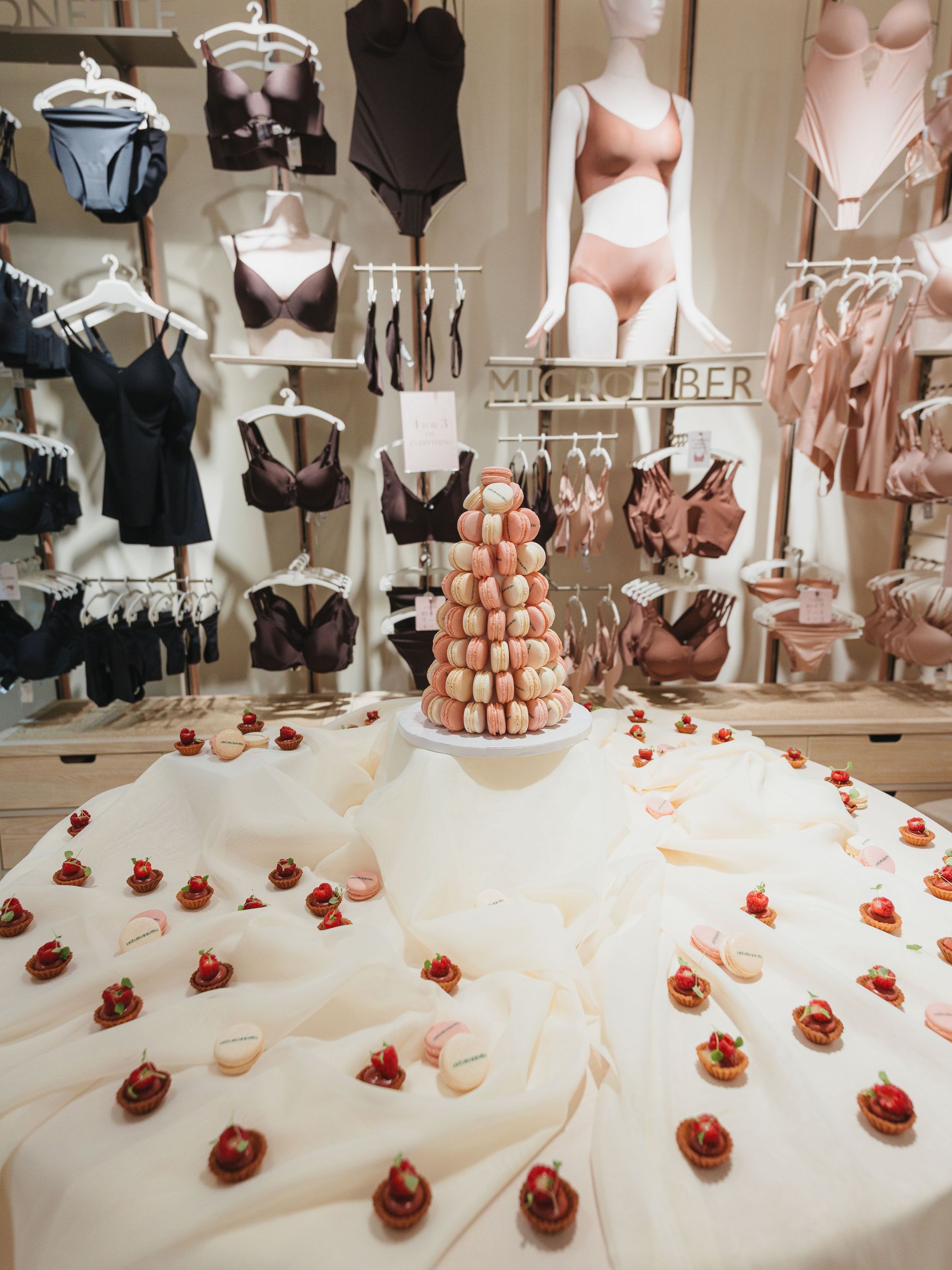 Desserts and intimissimi underwear in the background