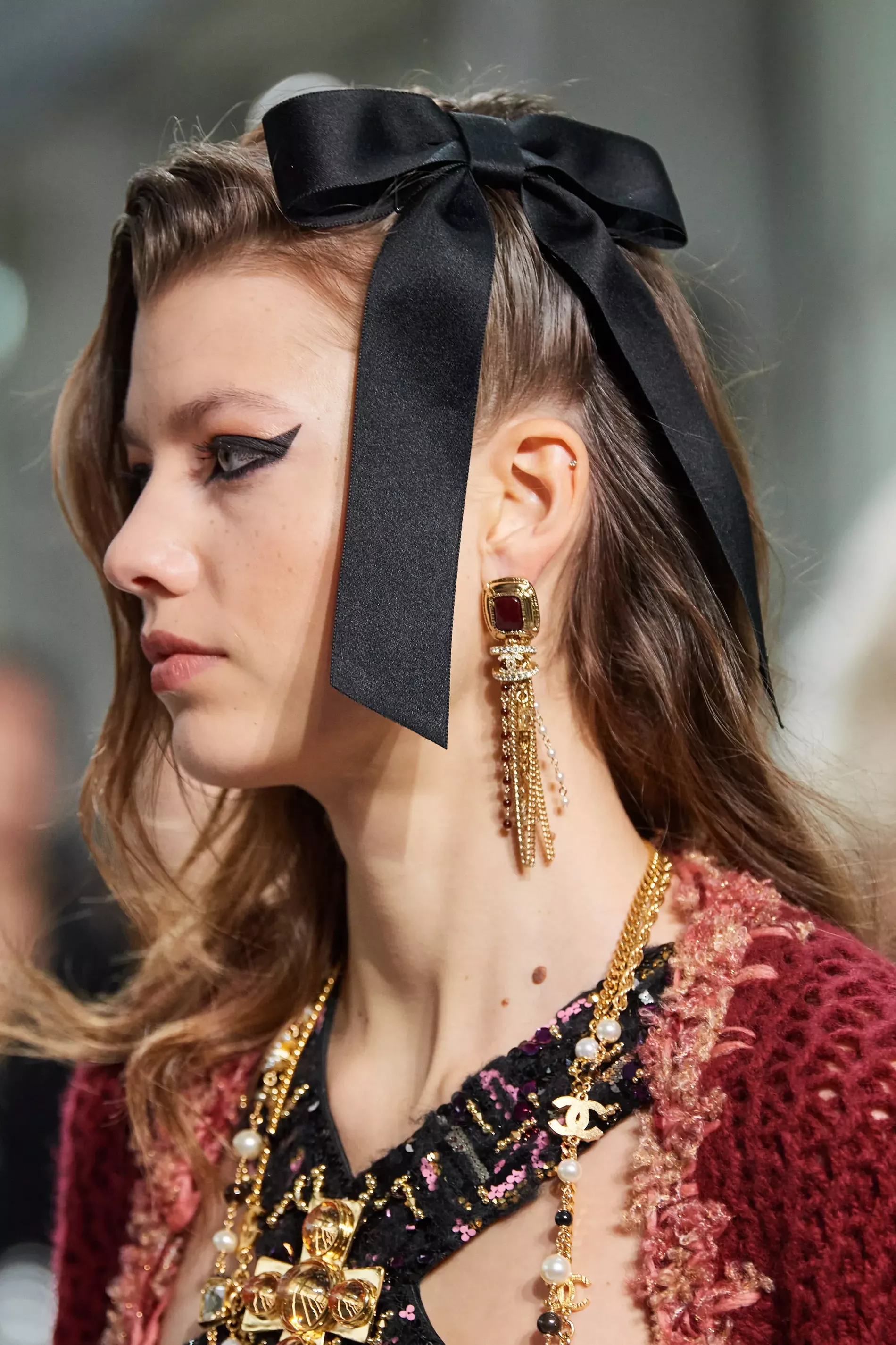 Hair bows are the claw clips of 2022, and this is how to wear it