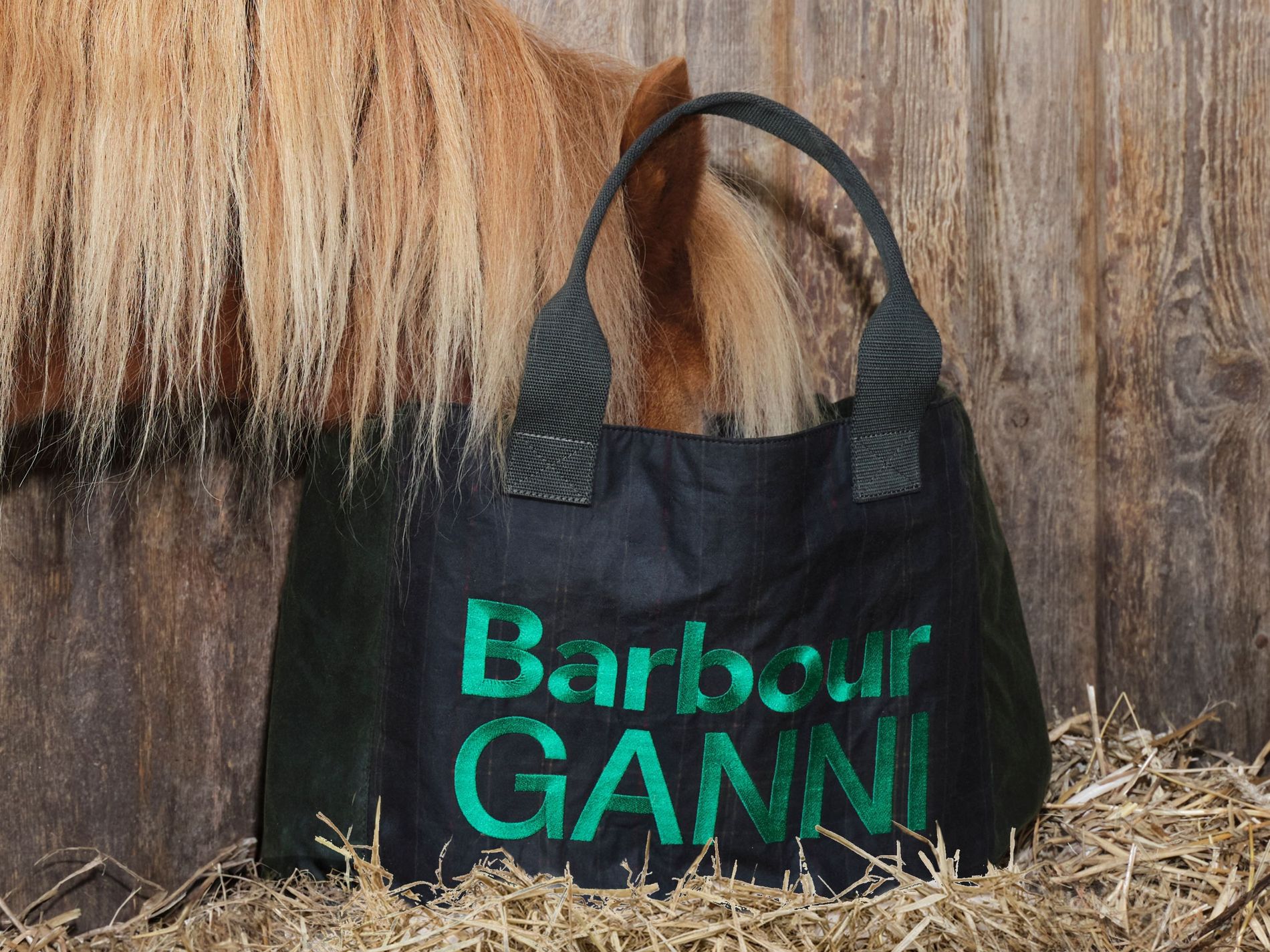 直営店完売　Barbour × GANNI バッグ Barbour Women's x Ganni Wax Tote Bag in Dufflebag/Classic