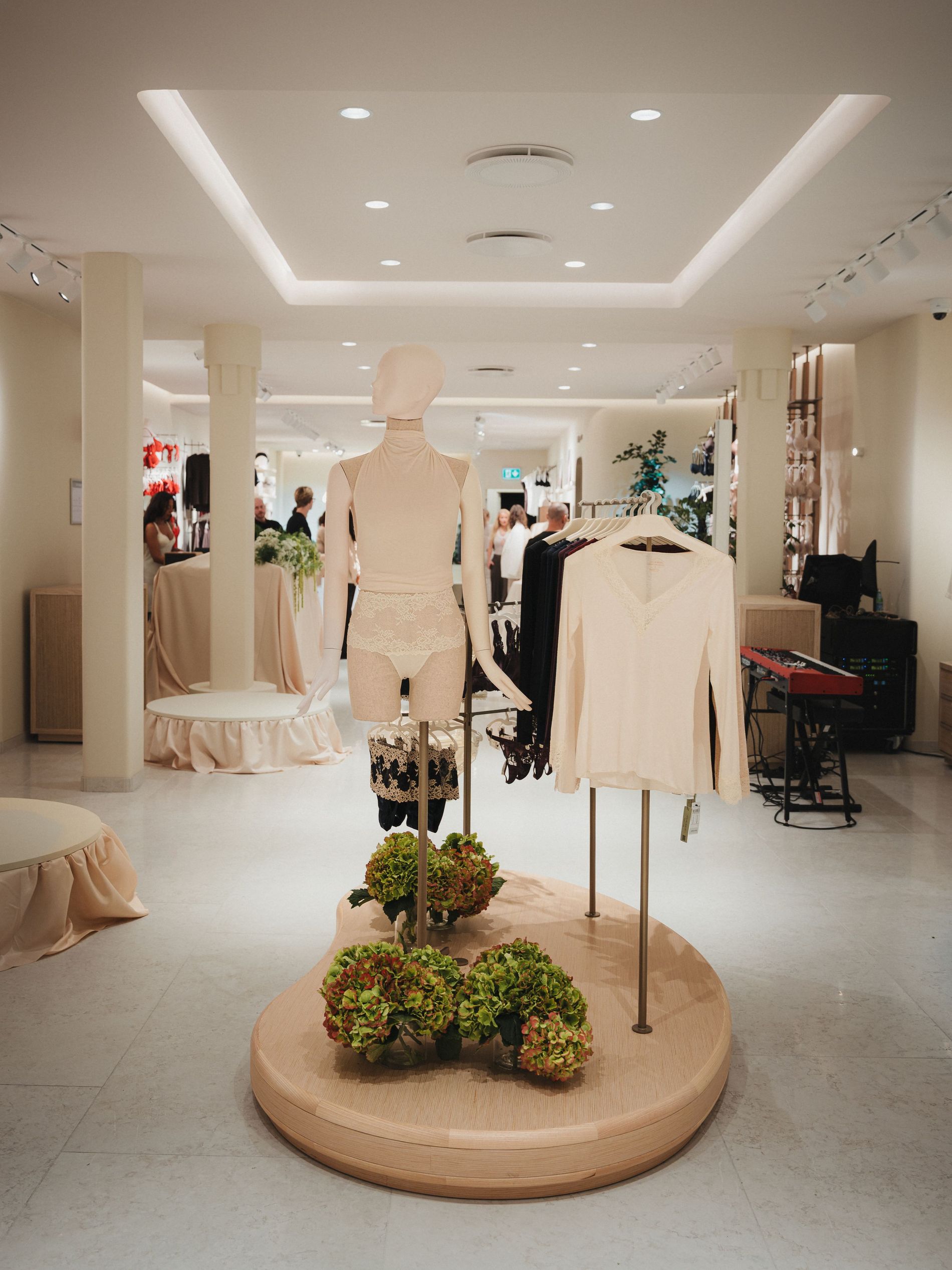 A mannequin with white intimissimi underwear and sweathers