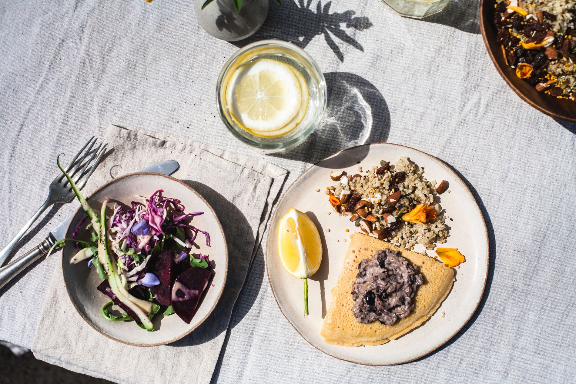 Linen table food plates