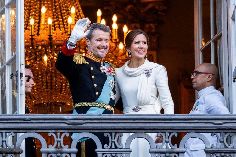 Queen Mary and King Frederik on the balcony