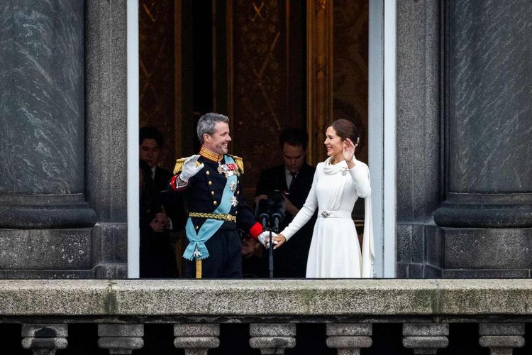 Queen Mary and King Frederik wave
