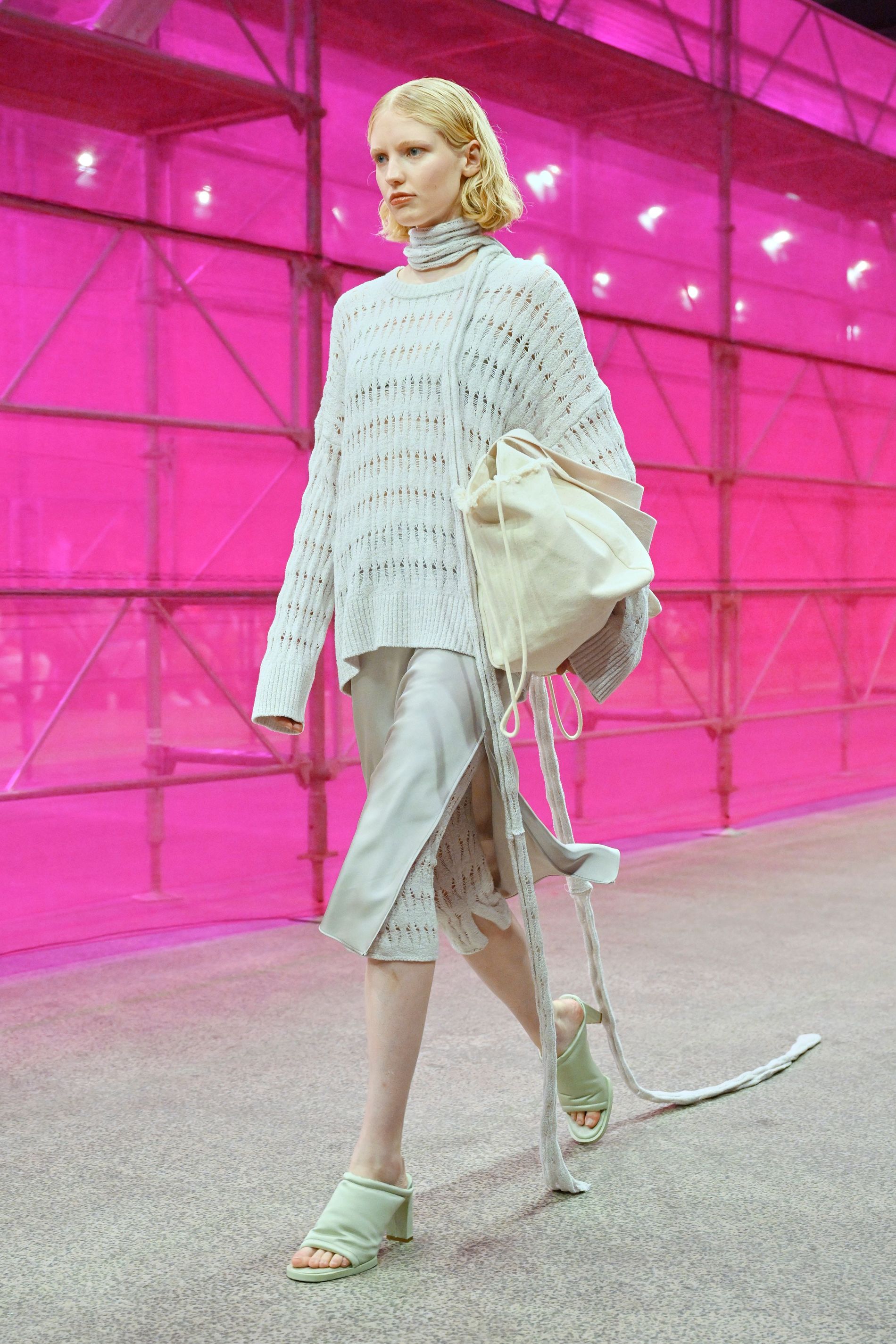 Model wears knitted skinny scarf on the SS23 runway of Samsoe Samsoe