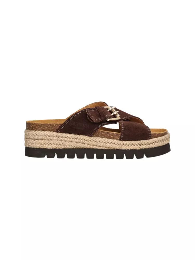 The best comfortable summer sandals - Sweeks - On a white background