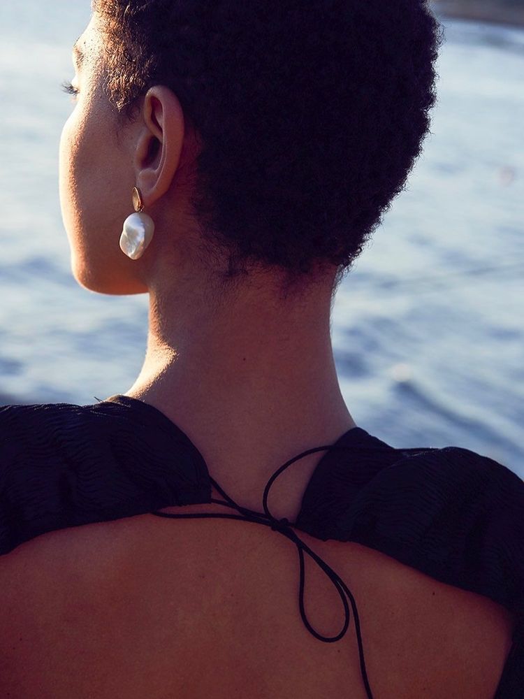 Peal earring backless dress black sea afro short hair