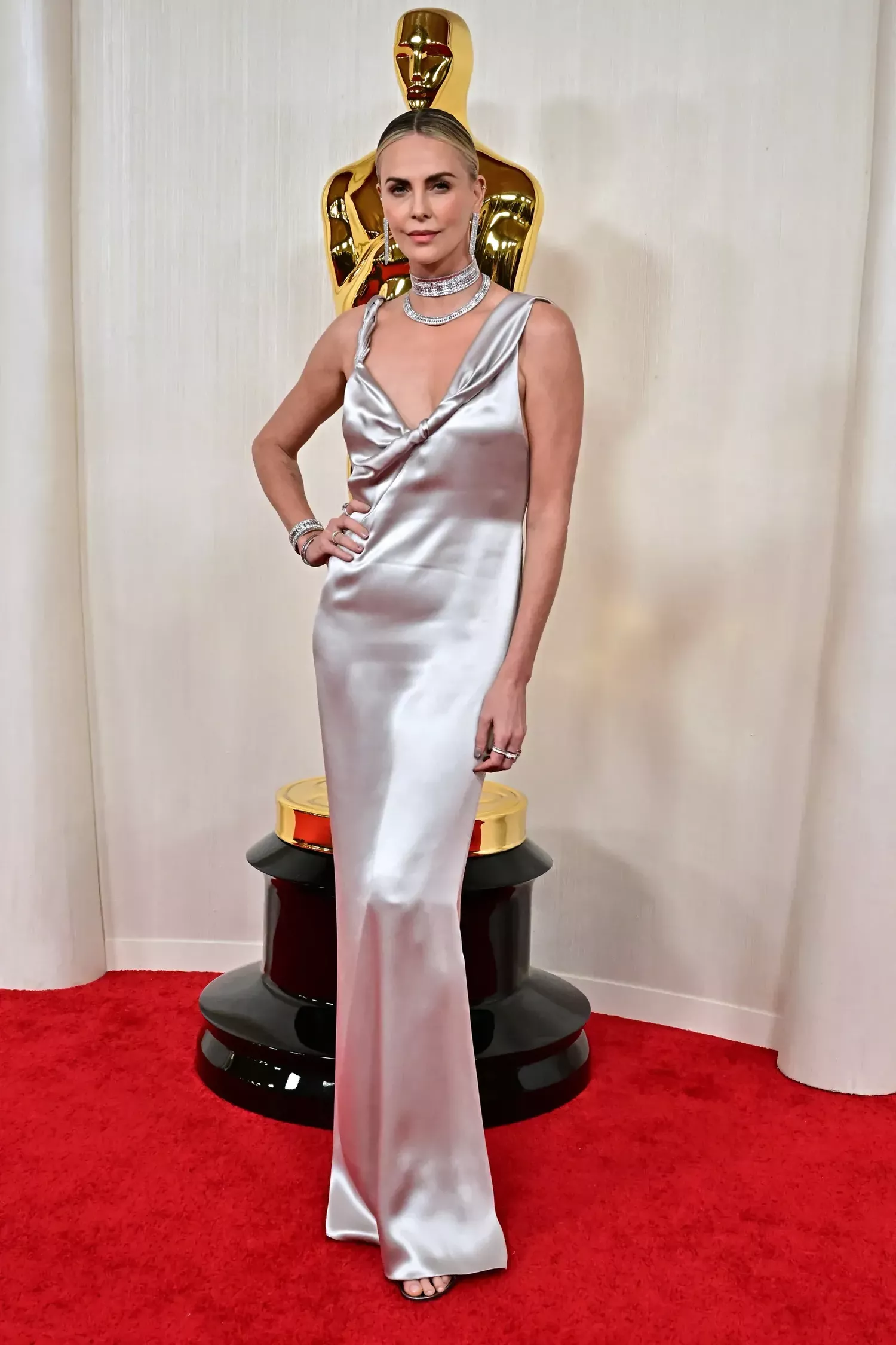 Charlize Theron in Dior on the red carpet of the Oscars 2024