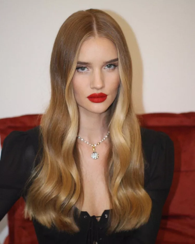 Rosie Huntington Whitley wear cashmere blonde hair with lighter face-framing highlights